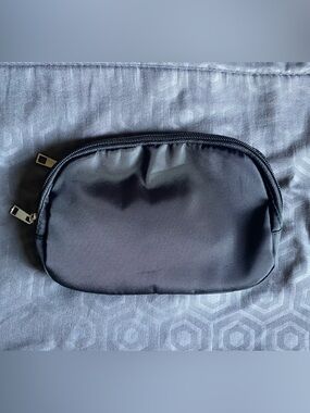 Black everywhere belt bag